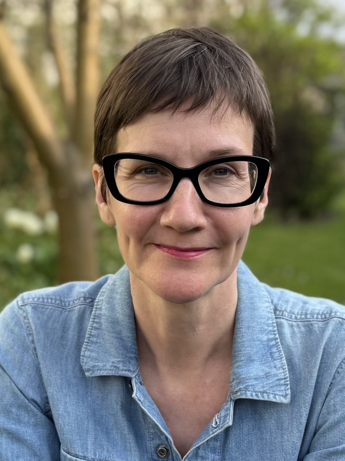 Portrait von Carolin Ermer, lächelnd
